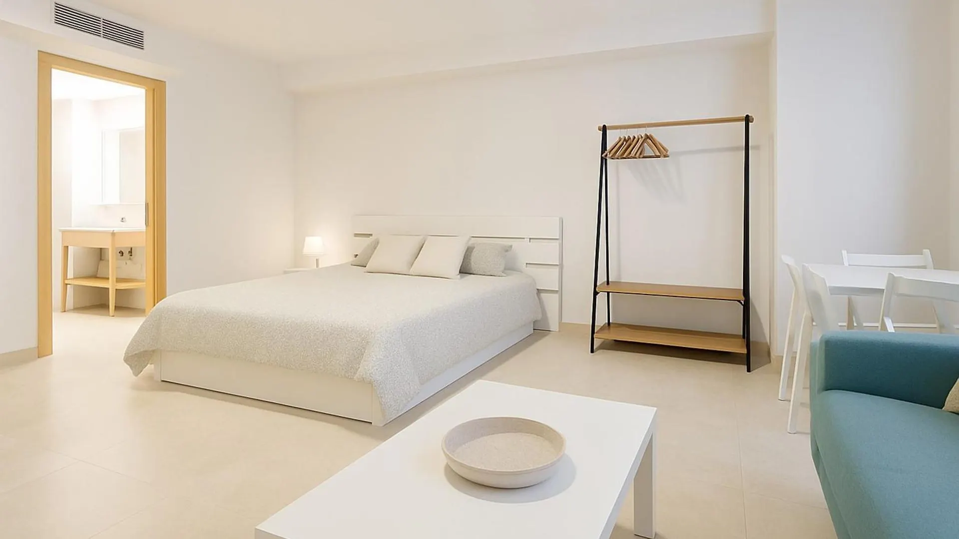 Estudio Central Beach Estepona 0*,  İspanya